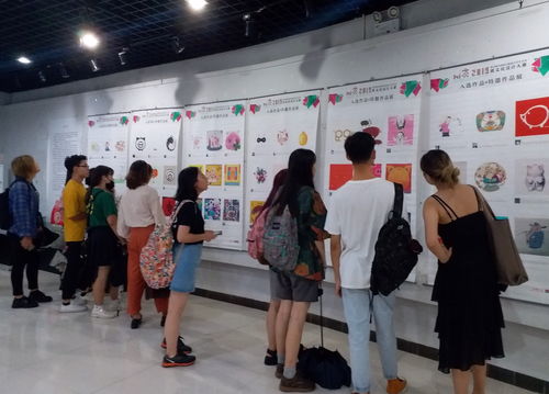 藝術(shù)學(xué)院2019喜迎新生暨美育教育系列活動(dòng) 第五屆中國(guó)設(shè)計(jì)院校大學(xué)生生肖文化設(shè)計(jì)大賽入選與特邀作品展在渝成功舉辦